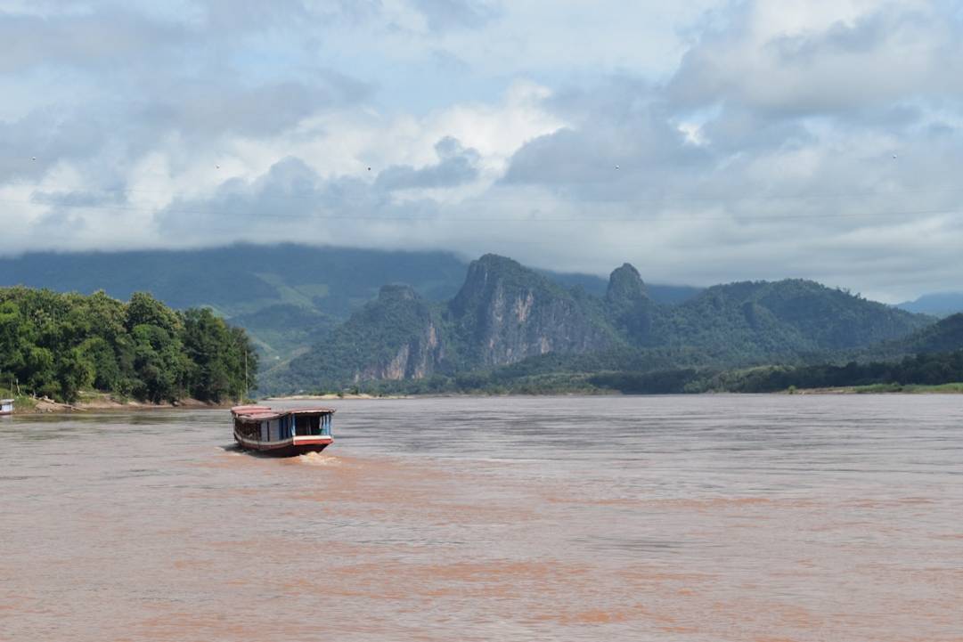 Excursion en bateau sur la rivière Nam Ou : Une aventure tranquille.