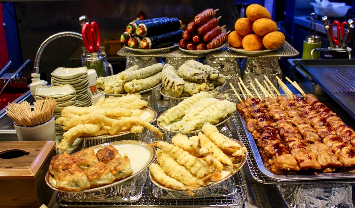 assortment of korean street food including skewers and fried items e6oS XTrNVg 4