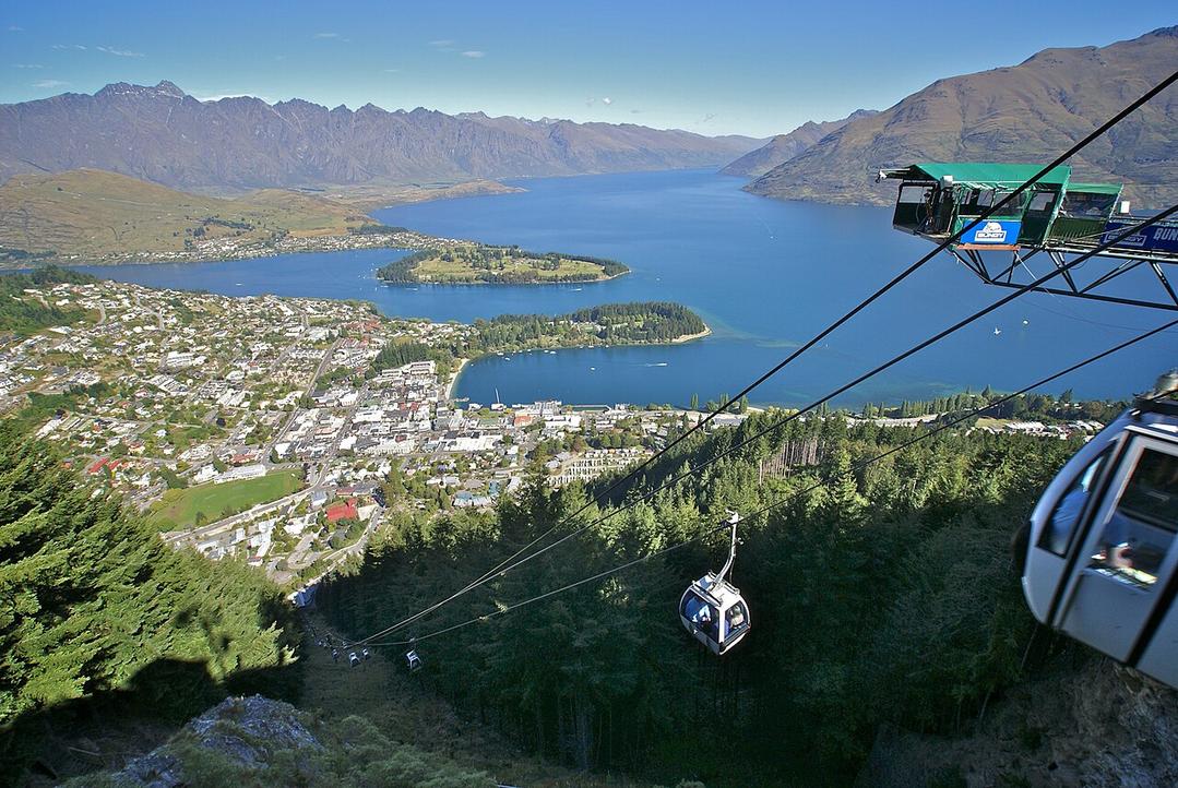 Le souffle frais du lac Wakatipu caresse la jetée de Steamer Wharf, mêlé aux odeurs de café torréfié du voisinage.
