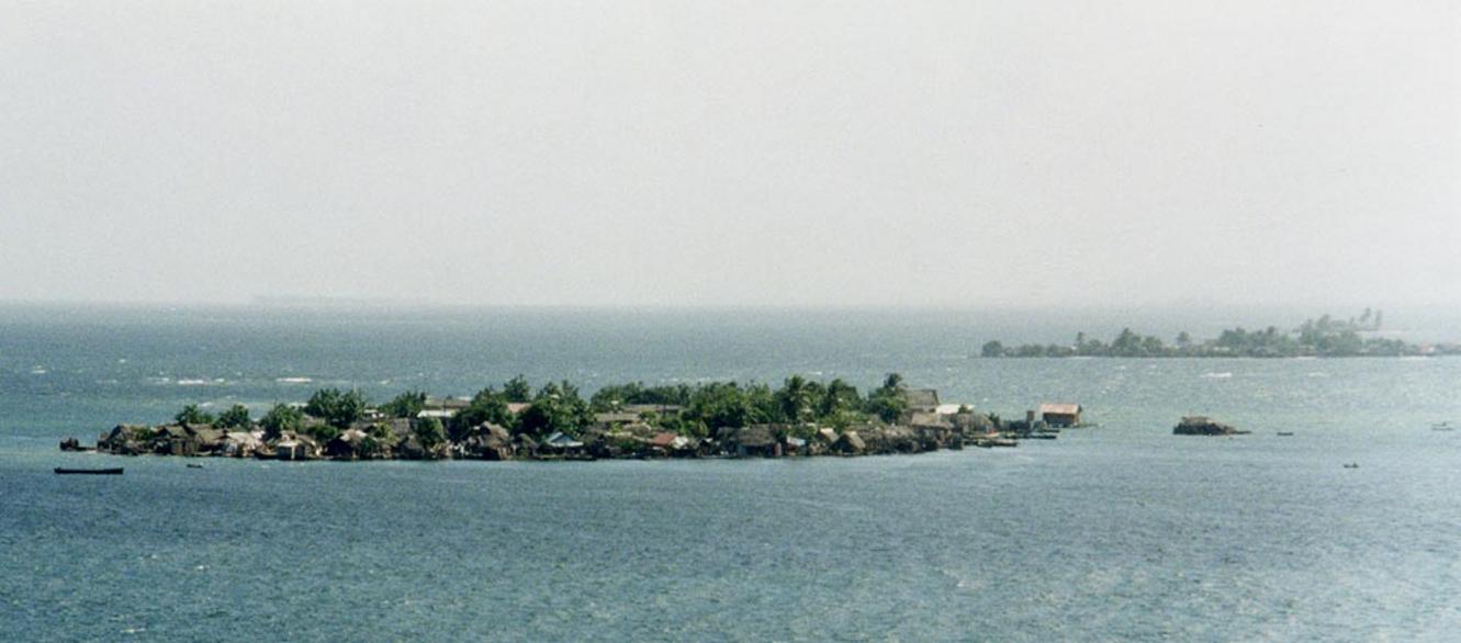 Top 9 choses à faire à San Blas, archipel Guna Yala 17 Le bruissement des palmiers accompagne le clapotis des pirogues au port de Cartí, où l'air salin se mêle aux épices locales.